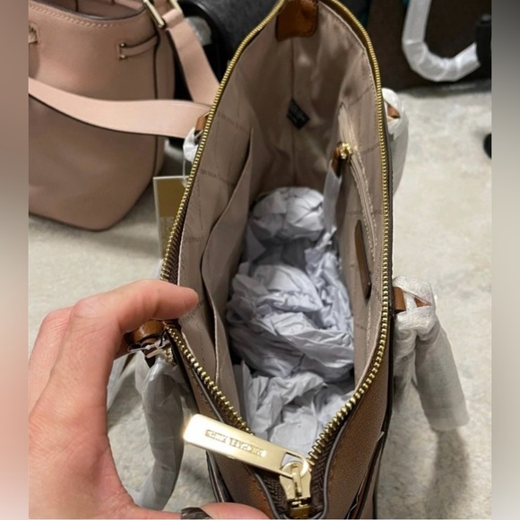 NWT Michael Kors Charlotte Large Top Zip Logo Print Leather Tote In Brown/Gold - Picture 10 of 13